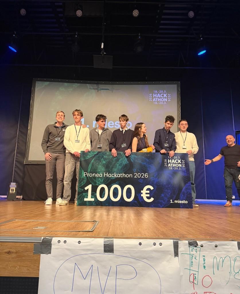 Tím Lýcea s víťazným šekom z Pronea Hackathon 2026, novinky na Facebooku