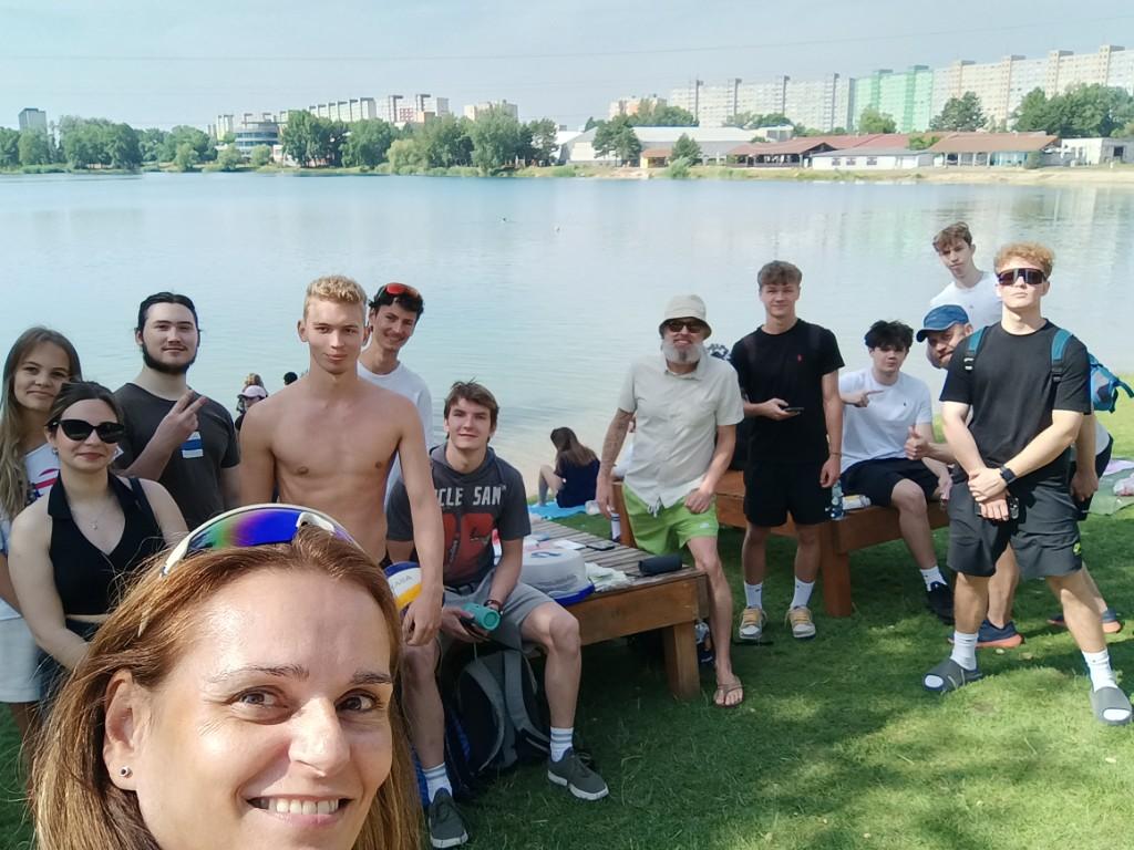 Študenti sústredene spolupracujú na spoločnej úlohe vonku v kruhu