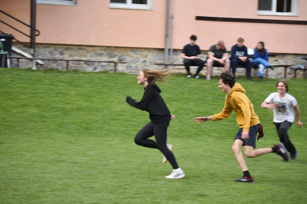 Rozskok na loptu počas basketbalu v telocvični