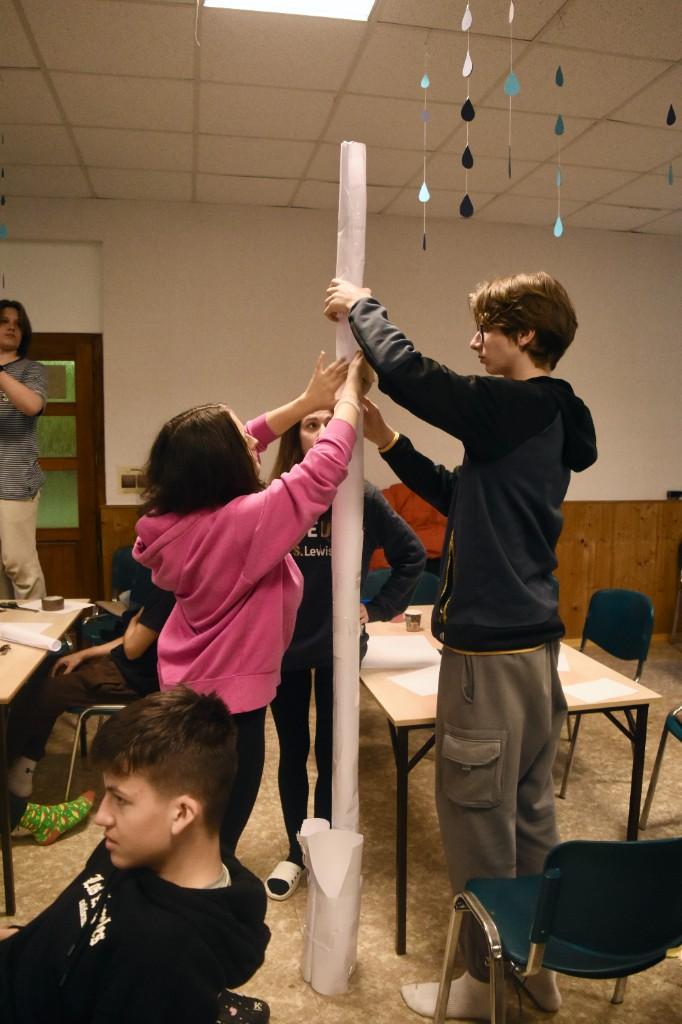 Študenti v kruhu na trávniku z vtáčej perspektívy
