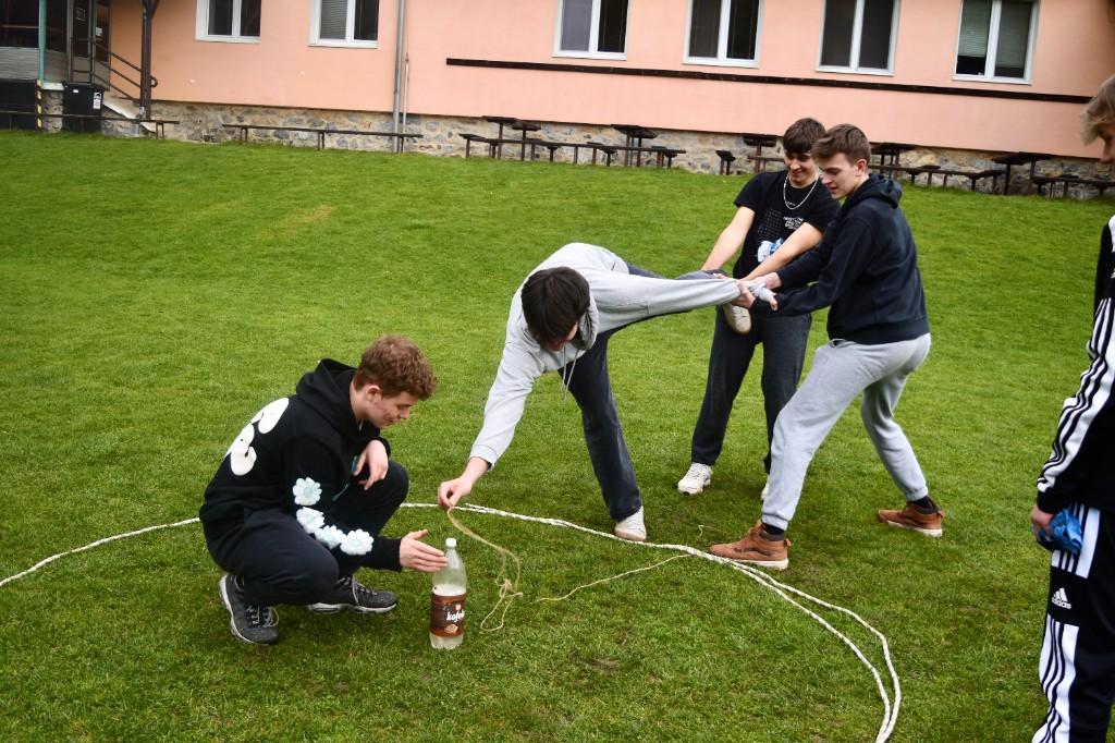 Aktivita dôvery – študentka padá do rúk spolužiakov vonku