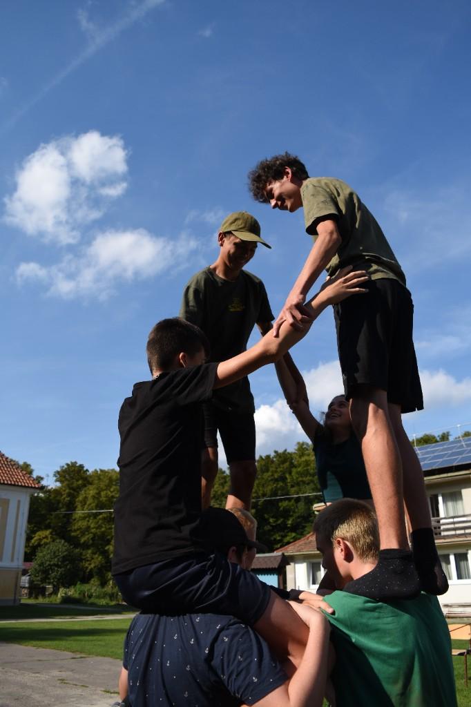 Študenti pri tímovej aktivite v lese pri prírode