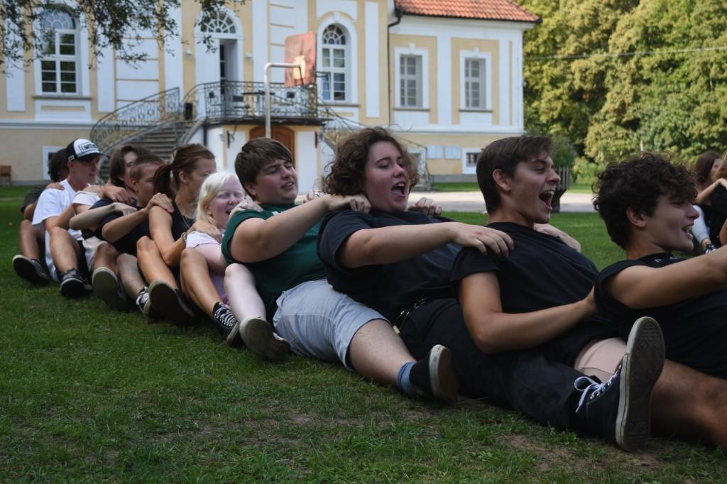 Študenti pri spolupráci na školskom podujatí