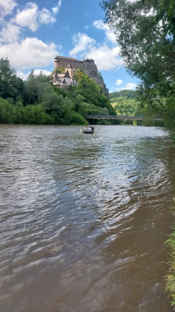 Študenti na splave na rieke s výhľadom na hrad