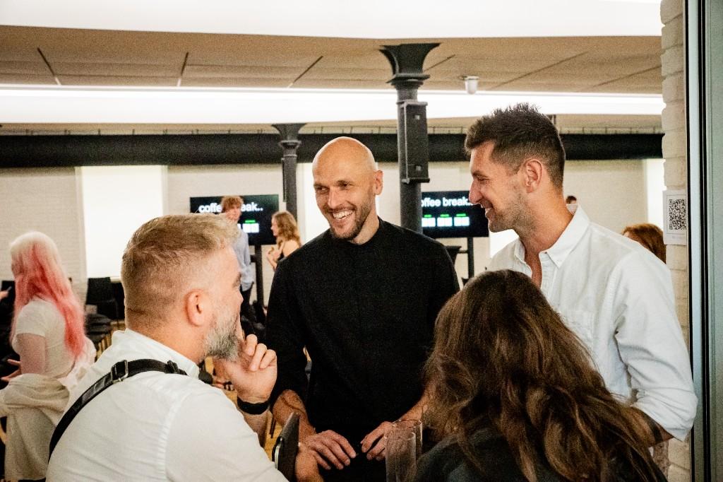 Networking a rozhovory účastníkov počas prestávky na podujatí