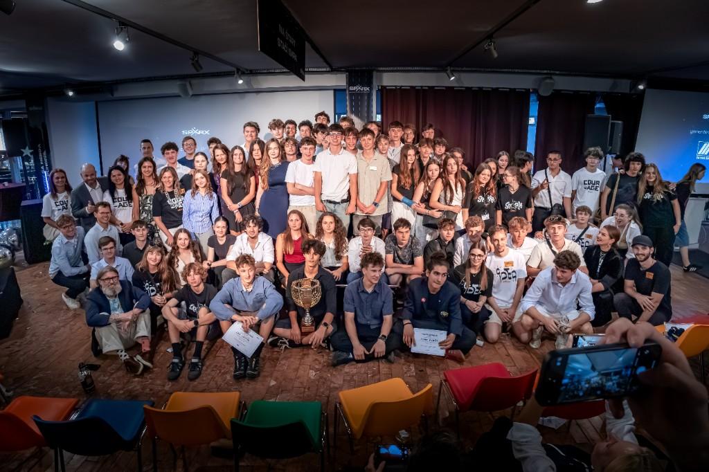 Študenti so SPARK tričkami, certifikátmi a trofejou po podujatí
