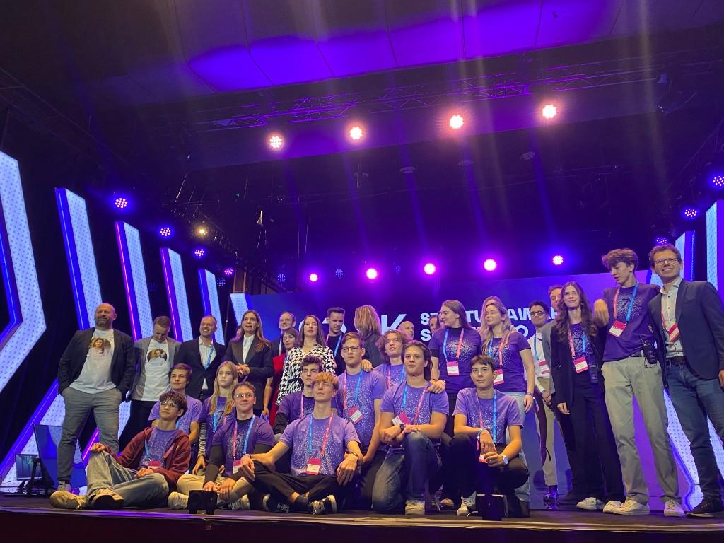 Skupinová fotografia na pódiu podujatia SK Startup Awards